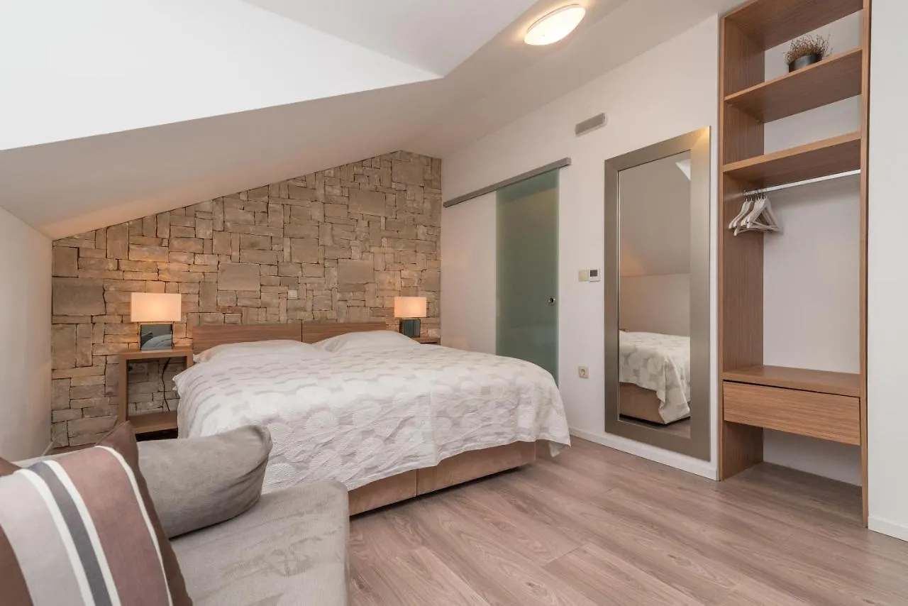 **** Vendégház Villa Lucica Trogir Horvátország
