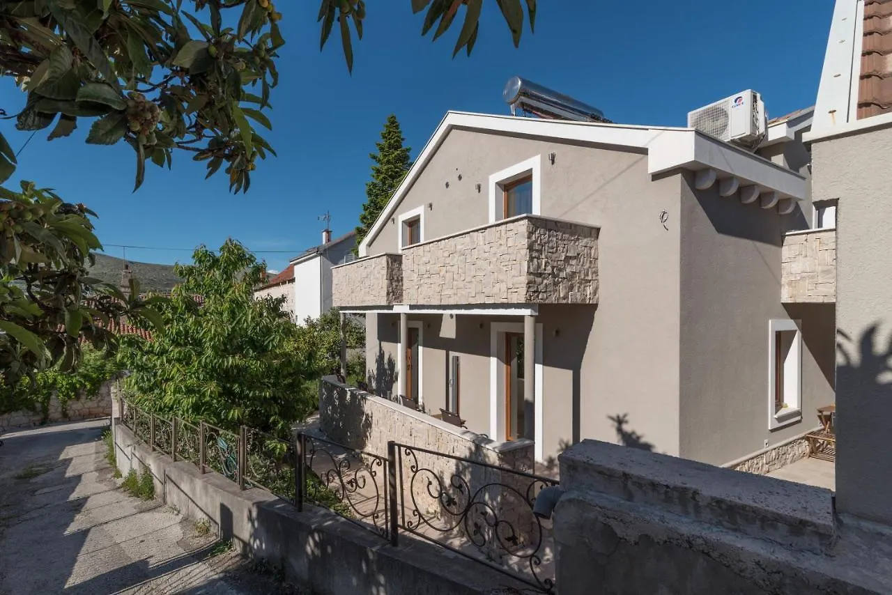 Villa Lucica Trogir Guest house